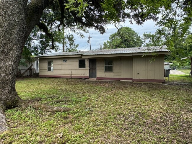 Building Photo - 5855 Clayton Dr