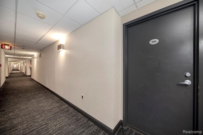Building Photo - 250 E Harbortown Dr