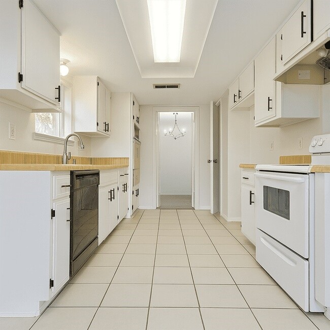 Building Photo - 7015 Maple Fox Dr