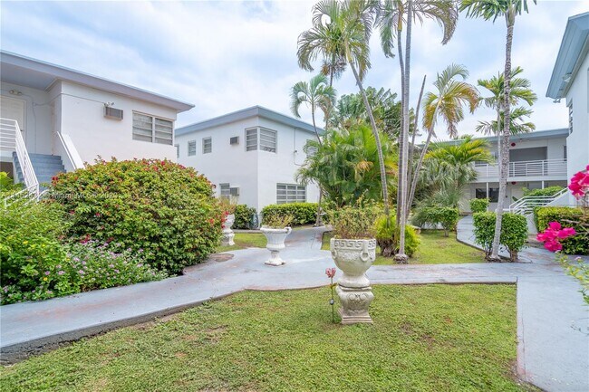 Foto del edificio - 8315 Byron Ave