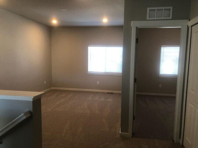 Building Photo - Beautiful 3 Bedroom Home for Rent on Carve...