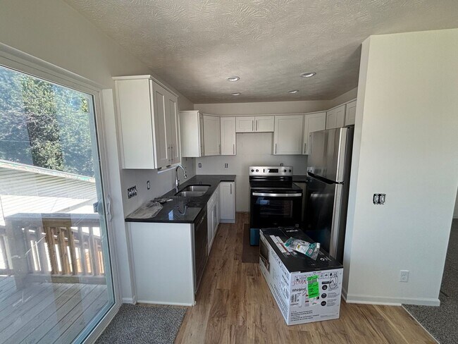 Foto del edificio - Available now! Brand New 3 Bedroom 2 Bath ...