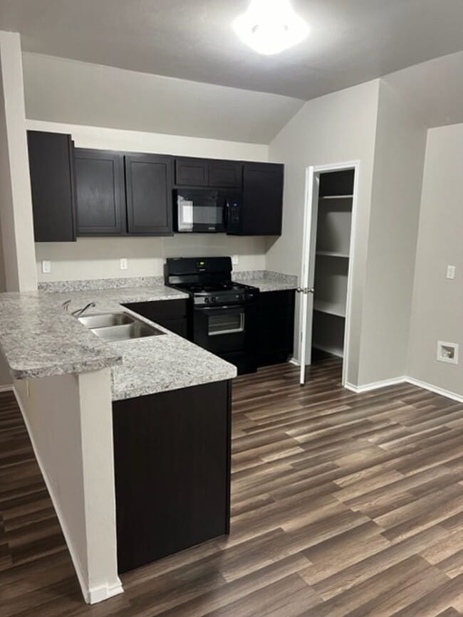 Foto del edificio - Updated Flooring and Paint - Mustang Schools