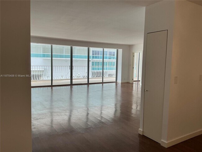 Foto del edificio - 10155 Collins Ave