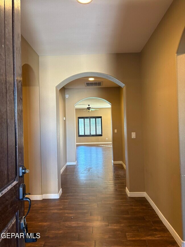 Foto del edificio - 14664 Christian Castle