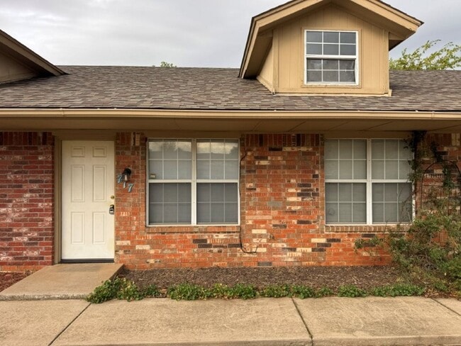 Building Photo - 2 bed one bath duplex in Mustang, convenie...
