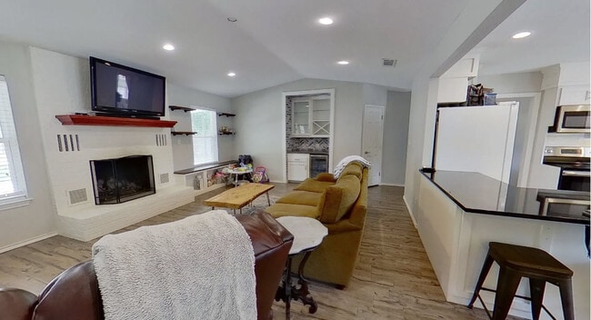 Foto del edificio - 323 Cardinal Dr