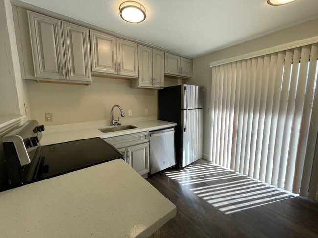 Building Photo - Beautifully Modern 2bd 1bth Apartment Home...