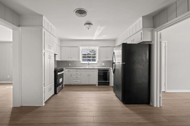 Building Photo - *PRE-LEASING* Updated Home w/ Large Bedrooms, Minutes from Texas Tech