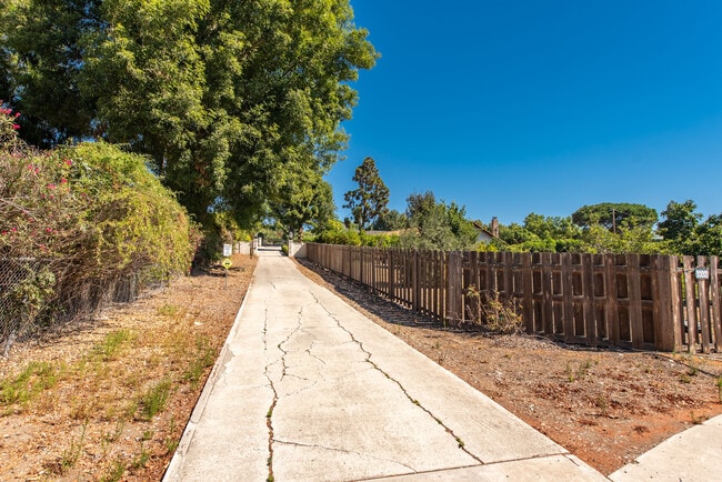 Building Photo - 2474 Barbara Dr