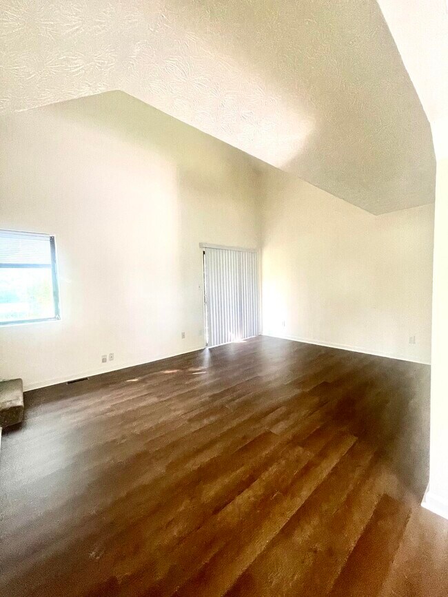 Foto del edificio - 452 Larkwood Dr