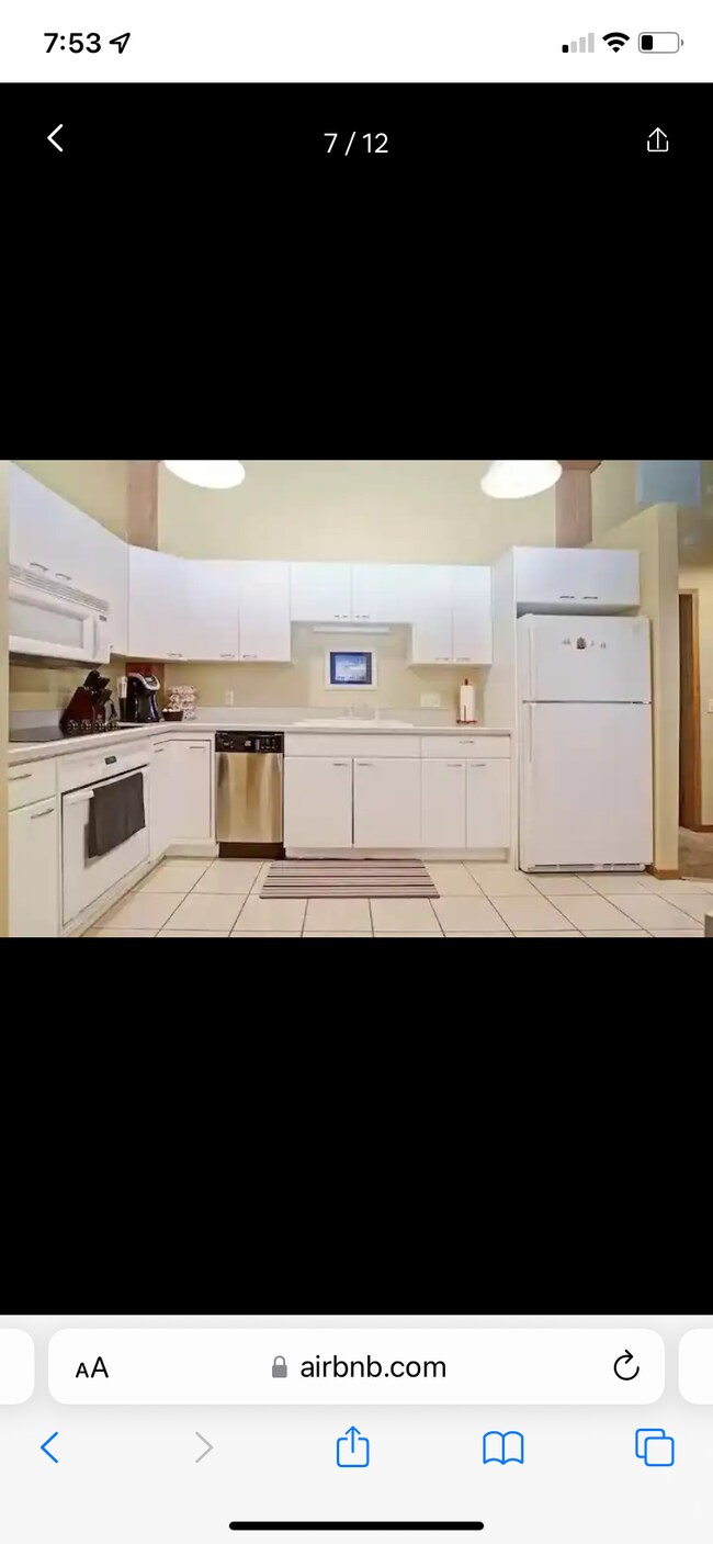 Large kitchen - 110 N Harbor Dr