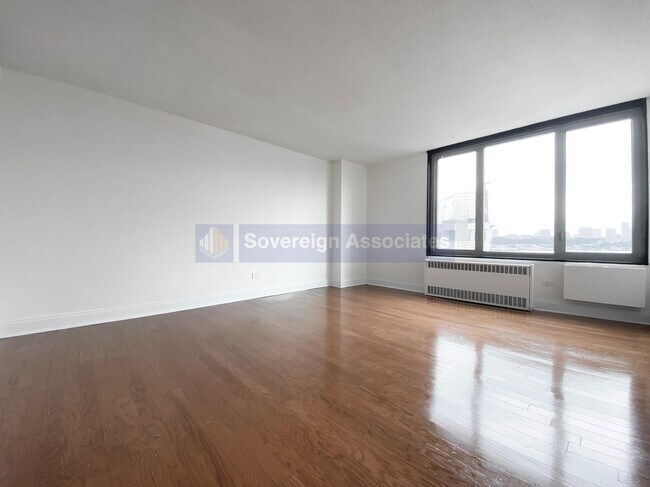 Foto del edificio - 3333 Broadway