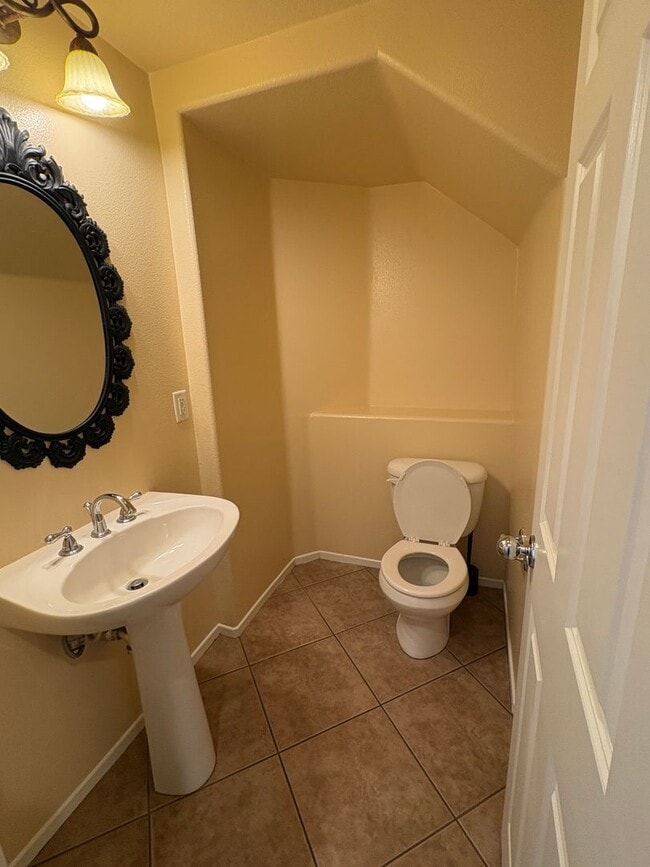 Building Photo - 3 bedroom, 2.5 bath Home located in the Gated College Lane Community in Redlands, CA