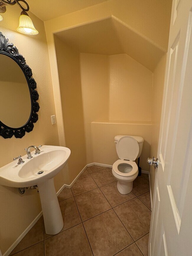 Foto del edificio - 3 bedroom, 2.5 bath Home located in the Gated College Lane Community in Redlands, CA