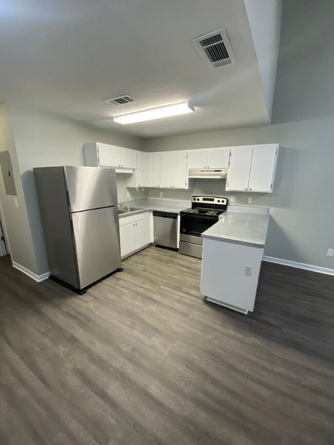 Foto del edificio - Freshly Remodeled 2 BR 2 BA Townhome Available Now! Beautiful New Flooring, Paint, And More!