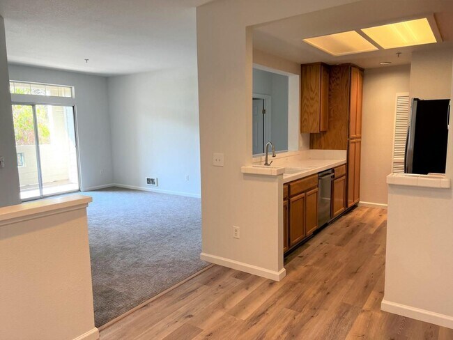 Foto del edificio - Spacious 2BR/2BA Redwood Shores Condo with Balcony, Natural Light & Garage Parking