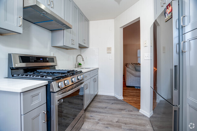 1BR, 1BA - 700SF Kitchen - Beaver Brook Gardens