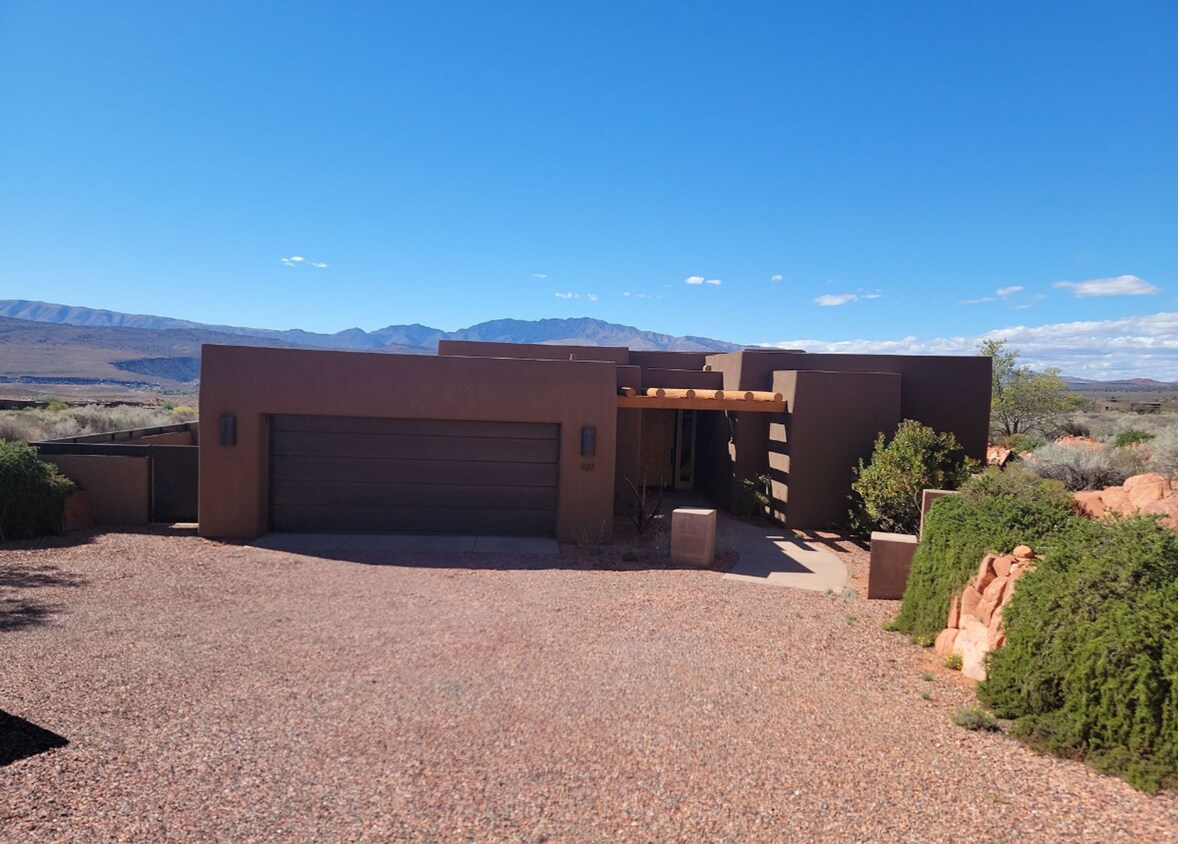 Primary Photo - Beautiful Desert Oasis! 3 Bedroom, Single ...