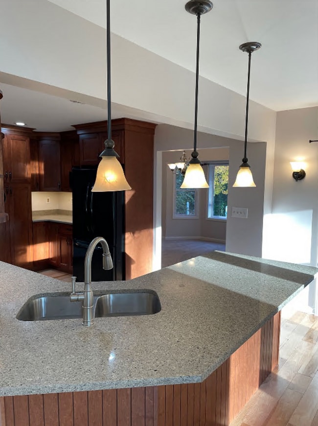 Foto del edificio - Spacious 5-Bedroom Home with Finished Base...