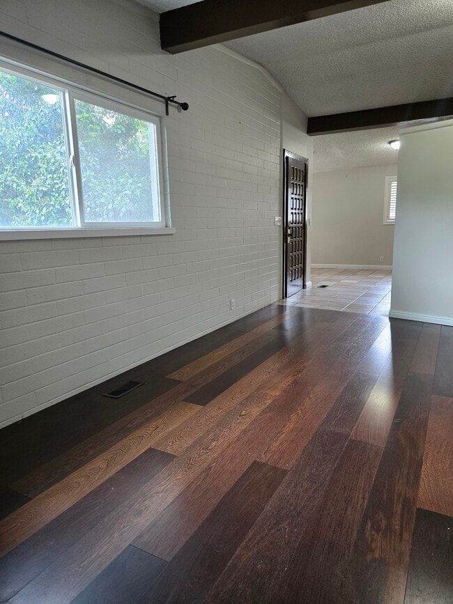 Foto del edificio - 2564 E Wren Rd