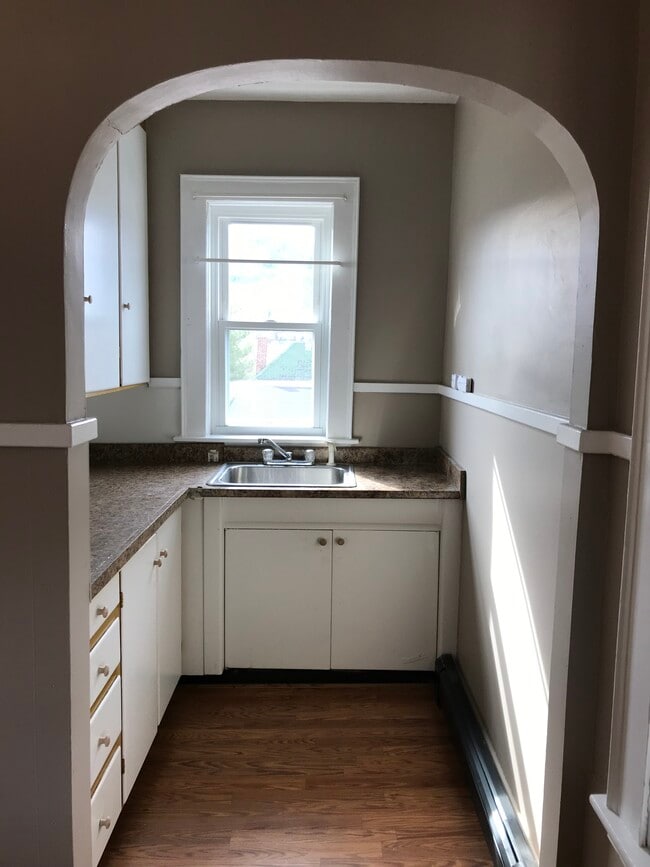 Building Photo - 527 Champlain St