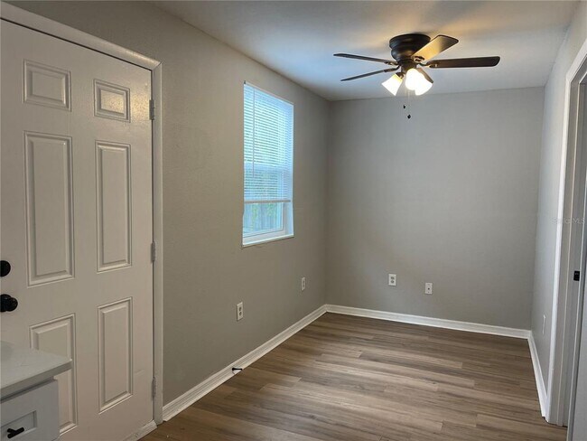 Building Photo - 2406 E Clark St