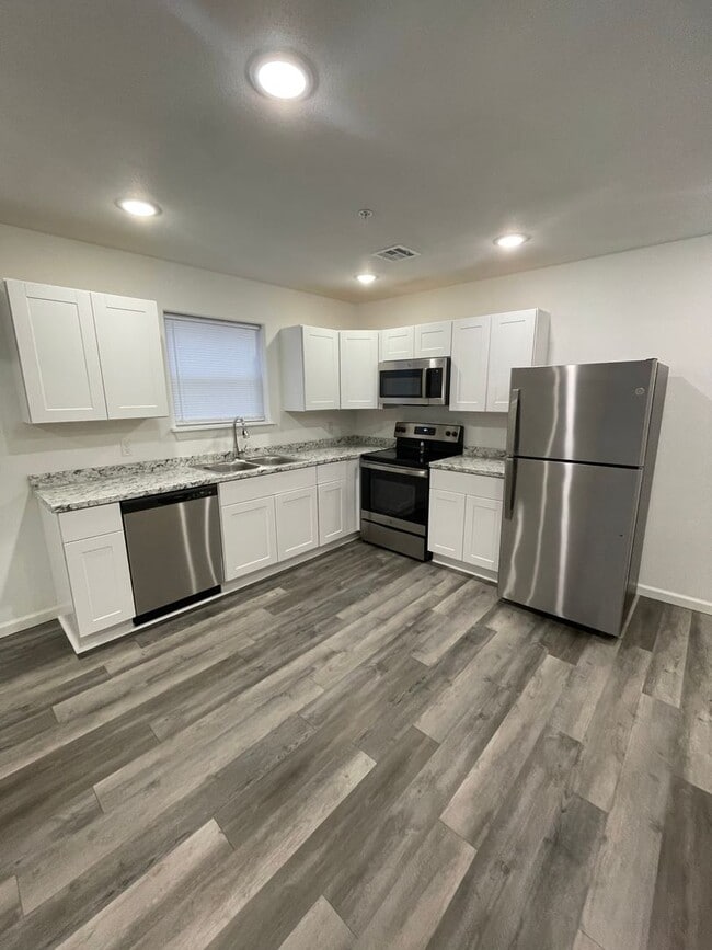 Building Photo - Townhomes Now Available in Strafford MO!