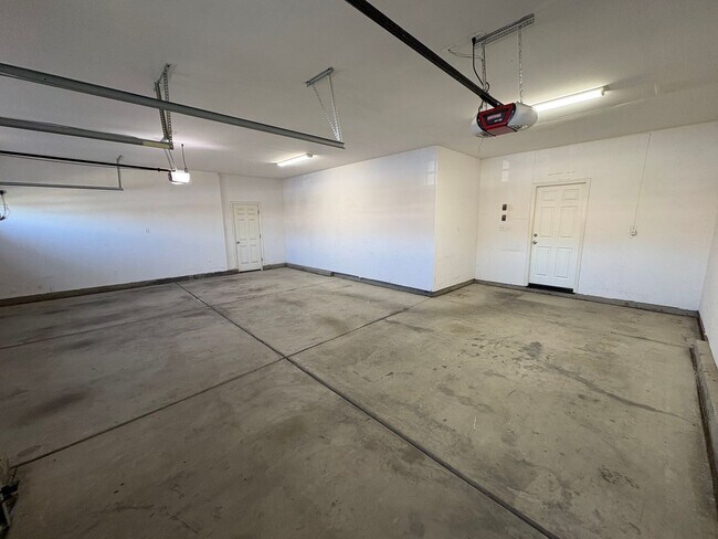 Foto del edificio - Corner Lot SW Visalia Home Available Now!