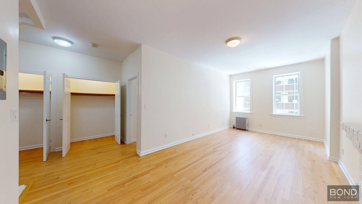 Foto principal - 52 W 56th St