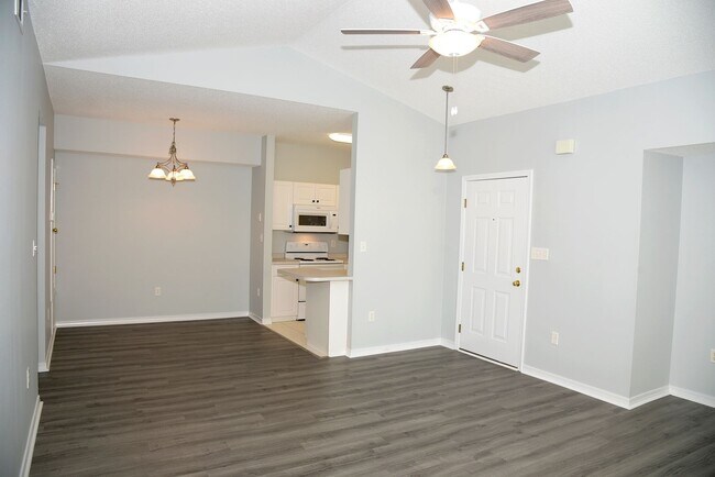 Building Photo - Second floor condo