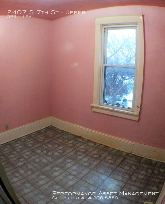 Building Photo - Breathtaking 3BR South Side Upper Unit