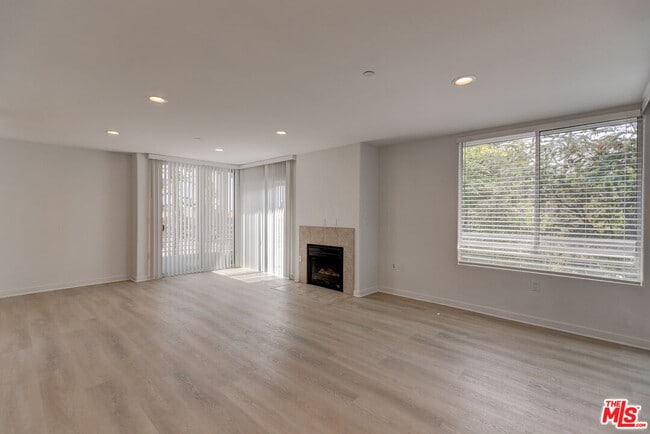 Building Photo - 5143 White Oak Ave