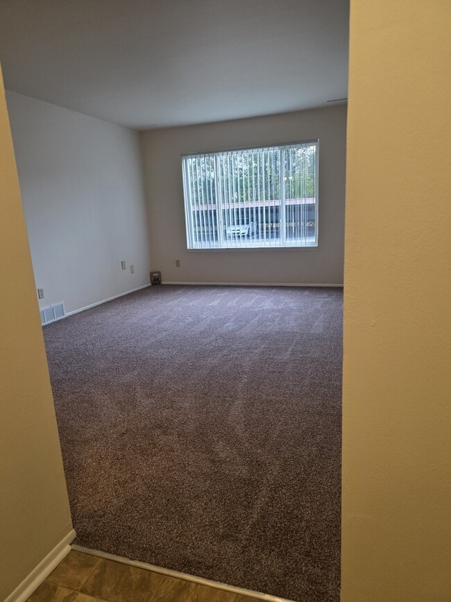 Sala de estar de 2 dormitorios - Willow Creek Apartments