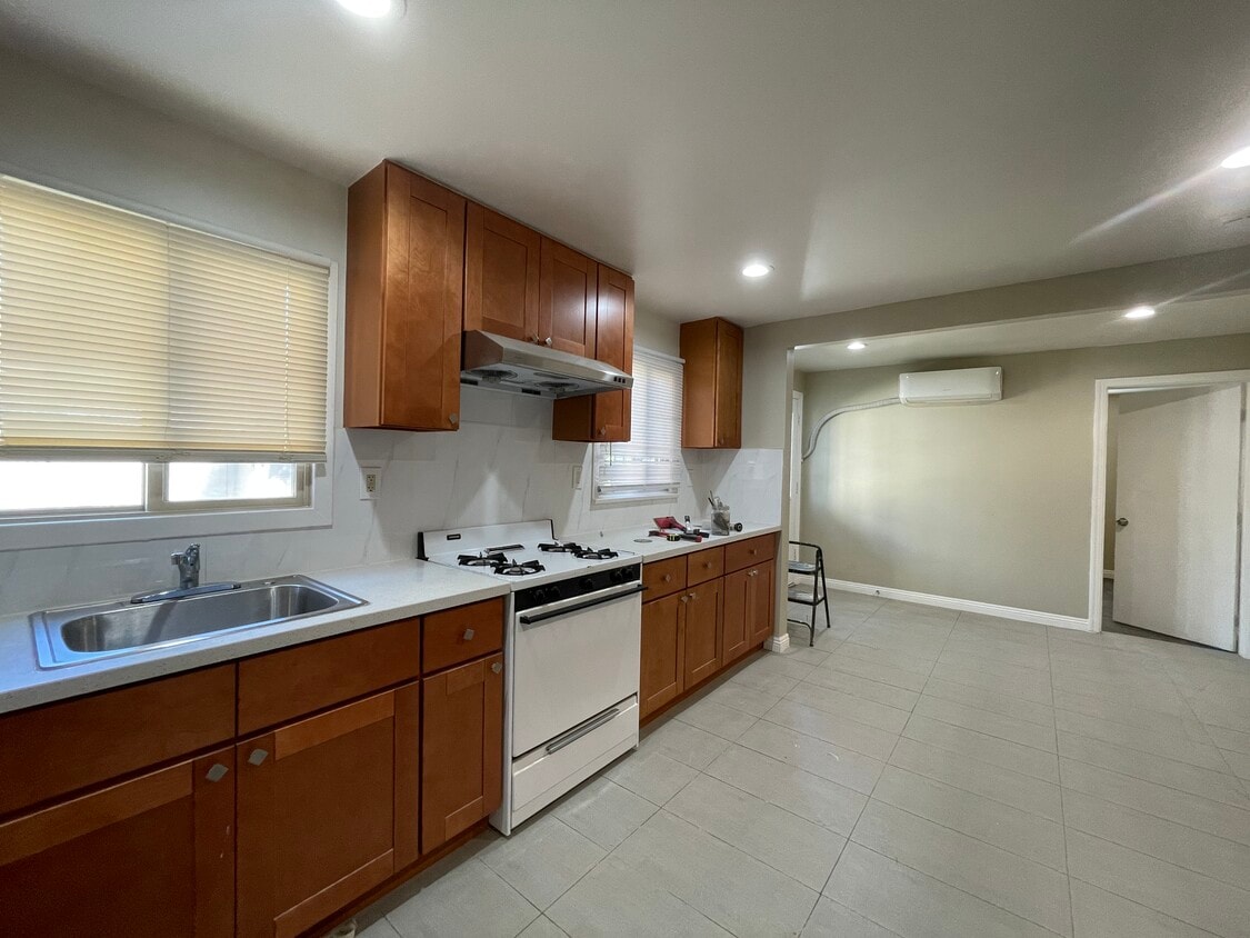 Primary Photo - 126 E Center St
