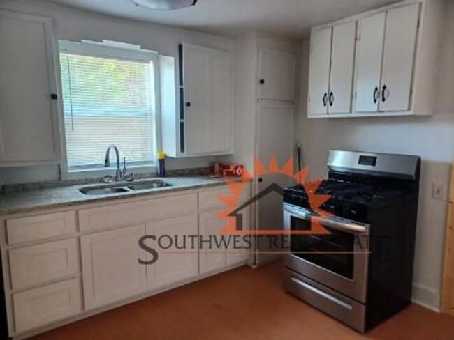 Building Photo - Charming 2 bedroom 1 bathroom home