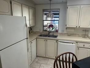 Building Photo - 500 Robin Ln