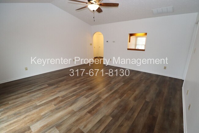 Foto del edificio - Discover this well-maintained 3-bedroom, 2-bath home in Indianapolis featuring an attached garage...