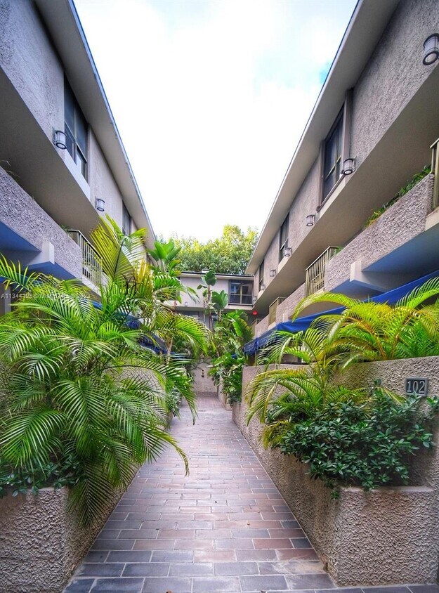 Primary Photo - 2666 Tigertail Ave