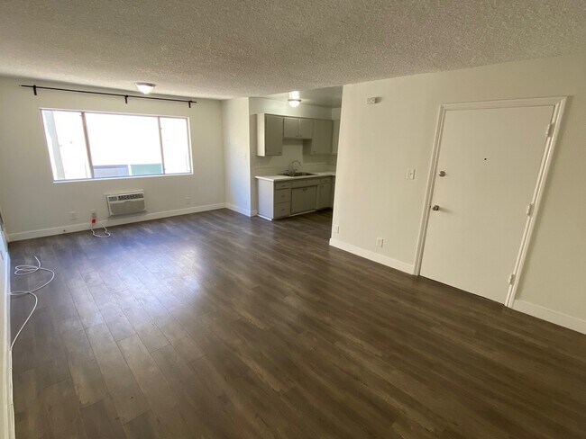 Building Photo - 981 Elden Avenue, Unit 07