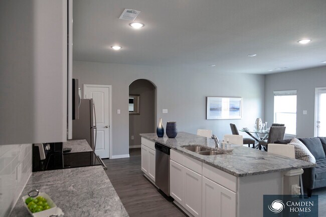 Building Photo - 647 Pinnacle Dr