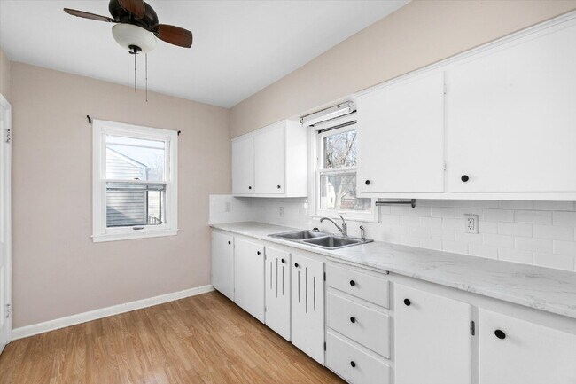 Foto del edificio - Charming 2-Bedroom Bungalow with Gleaming Hardwood Floors in Des Moines Area