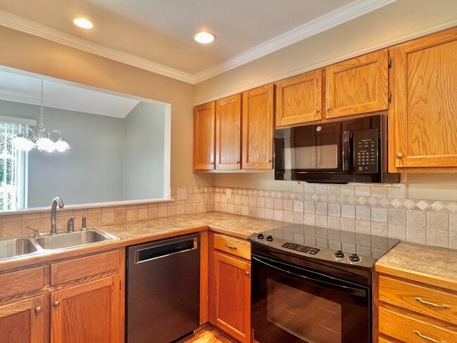 Building Photo - End Unit in Great Location!