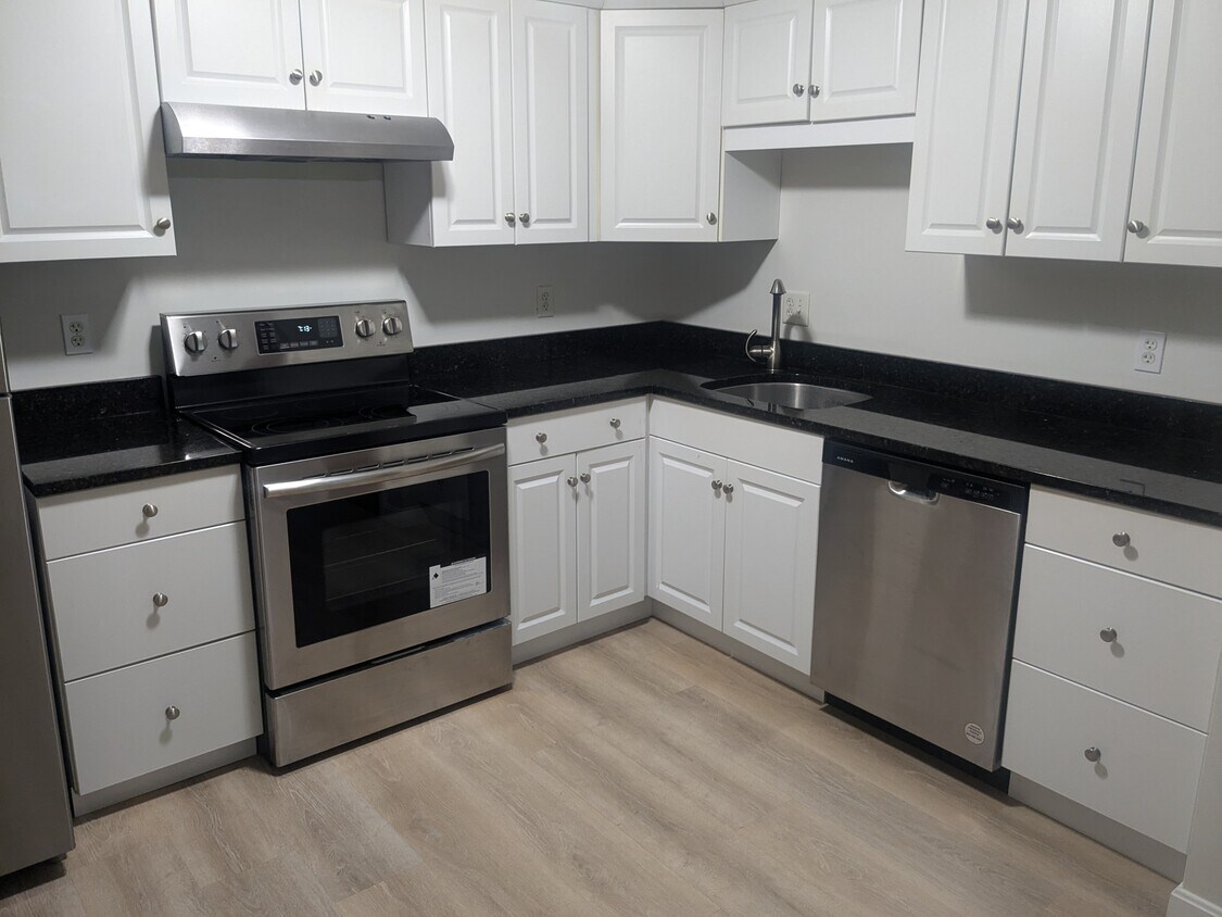 Foto principal - 8 Longmeadow Dr