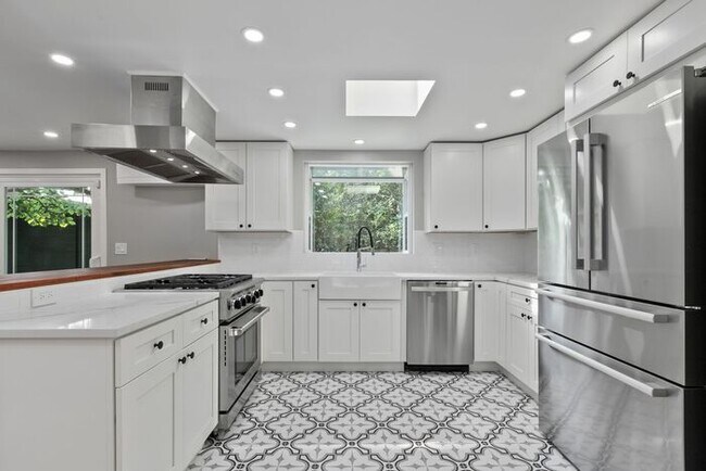 Building Photo - Elegant Air-Conditioned Newly Remodeled Ma...