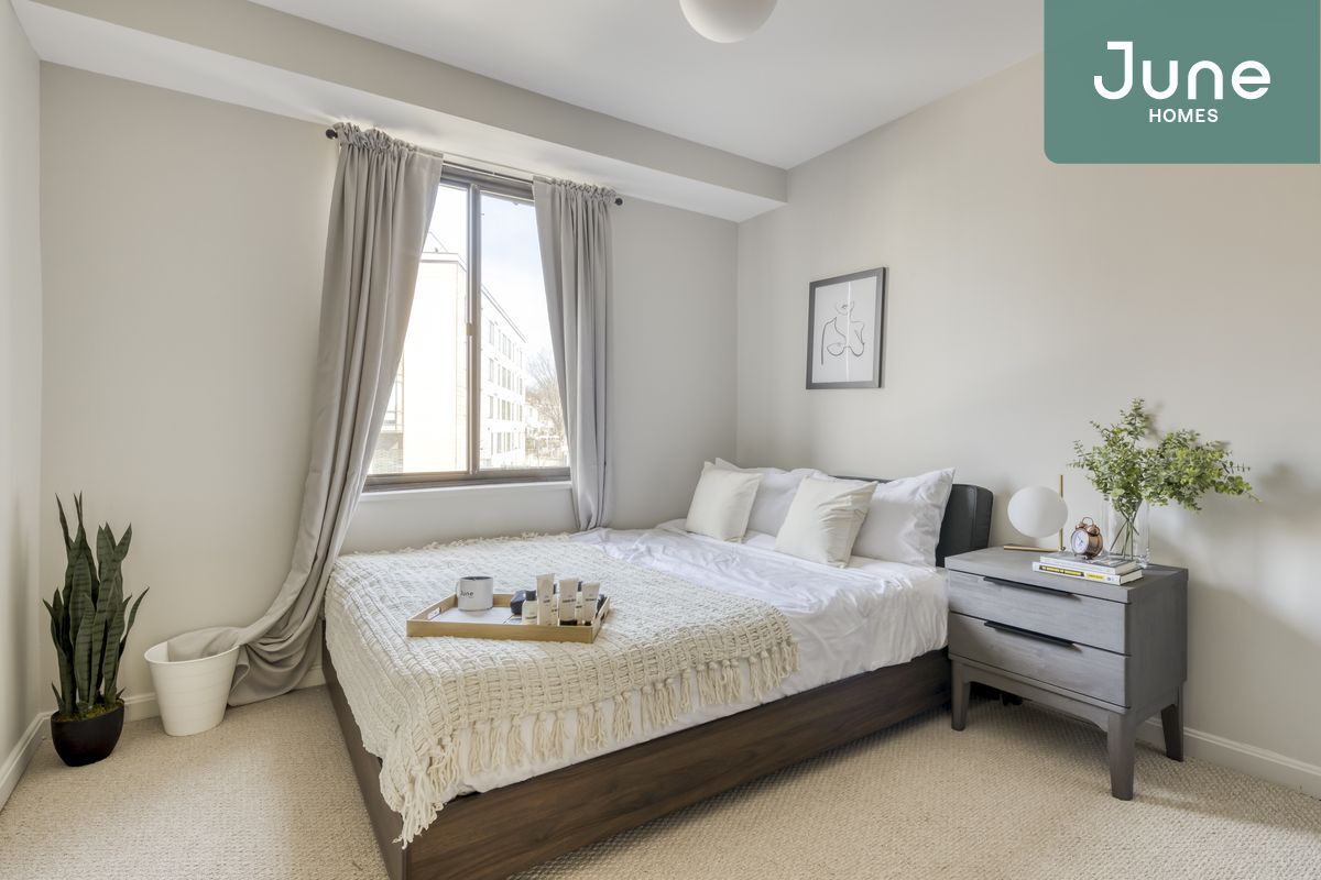 Primary Photo - Queen room in 5-bed/2.5-bath Home