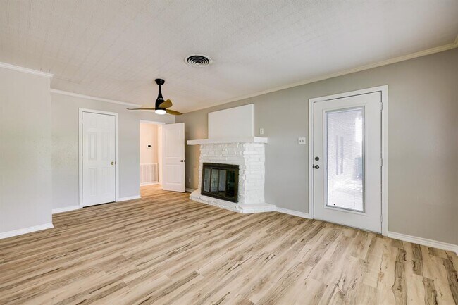 Building Photo - 5302 Saxon Dr