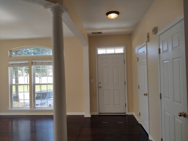 Building Photo - Move in ready End Unit Townhome located in...