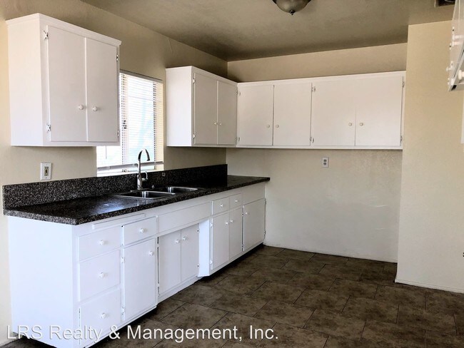 Building Photo - 1037 W 108th St