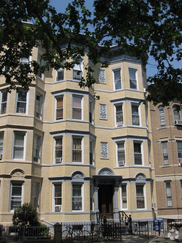 Building Photo - 105 Russell St